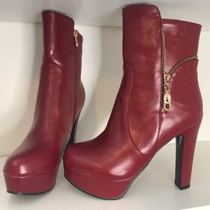 SIZE 8 RED BOOTIES WITH GOLD ZIPPER